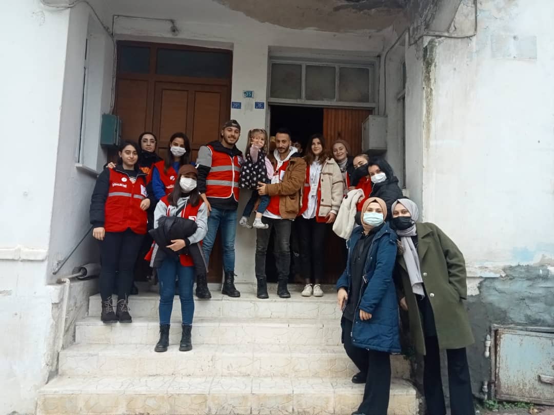 18 Aralık Uluslararası Göçmenler Günü vesilesi ile Genç Kızılay Sinop olarak Sinop Merkezde ikamet eden Mülteci aileyi ziyaret ederek birtakım ihtiyaçlarını giderdik.