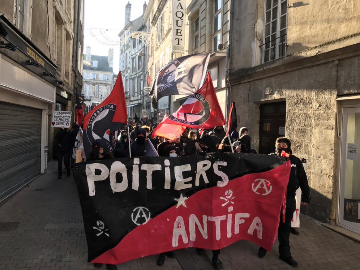 jsproust's tweet image. Image inquiétante de cette extrême-gauche radicale dans les rues de #Poitiers !! Toujours à la limite de la peste rouge et parfois des débordements anti France … souvenir des arrachages des drapeaux français sur l’hôtel de Police par exemple.