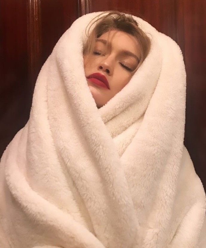 thehadidsource's tweet photo. sunday mood https://t.co/Xw6YI5qSr1