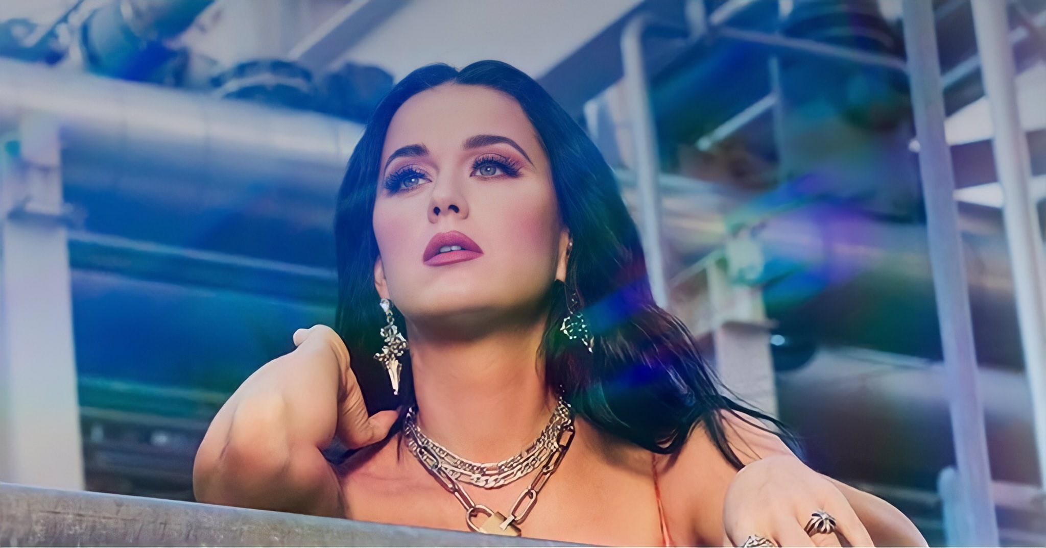 hot100 - Katy Perry  FG9dDHLX0AAzUXb?format=jpg&name=large