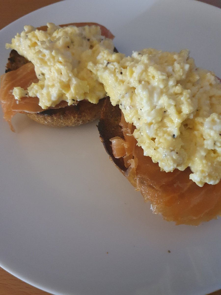 Gordon ramsay  scramble eggs   for breakfast  lovely https://t.co/PUylGrPzZF