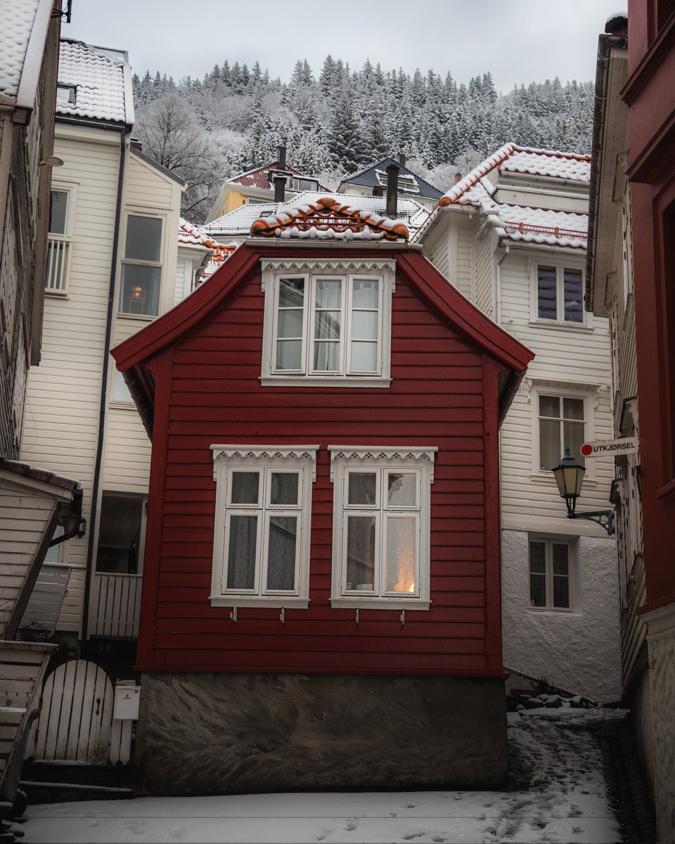 siljevdm's tweet photo. I am so obsessed with this little red house, and it looks even cuter with the snow around ❤️🤍 https://t.co/D5yHvkrMMi