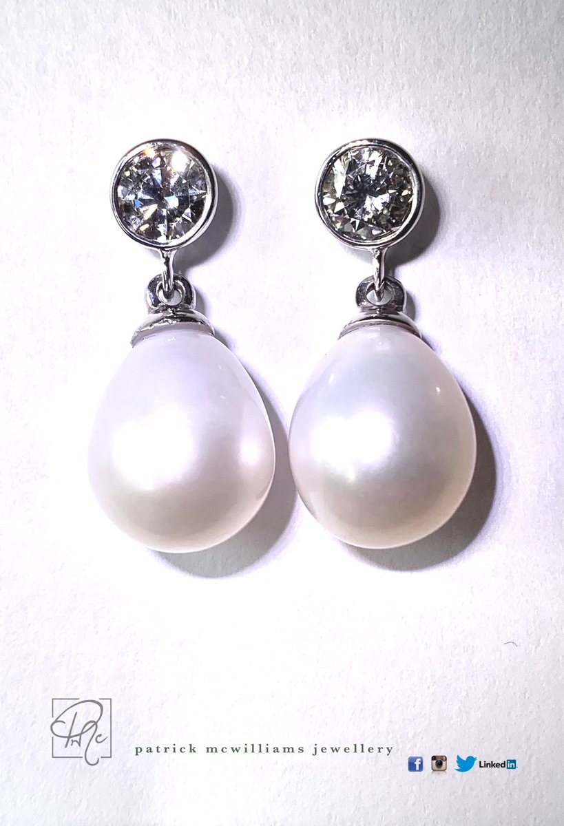 PMcJeweller's tweet photo. 😊⭐️⭐️⭐️🎄Christmas baubles🎄 over2ct in diamonds 18ctWgold 14x12mm drop pearls ⭐️⭐️⭐️😊 https://t.co/6RaLYWzss5