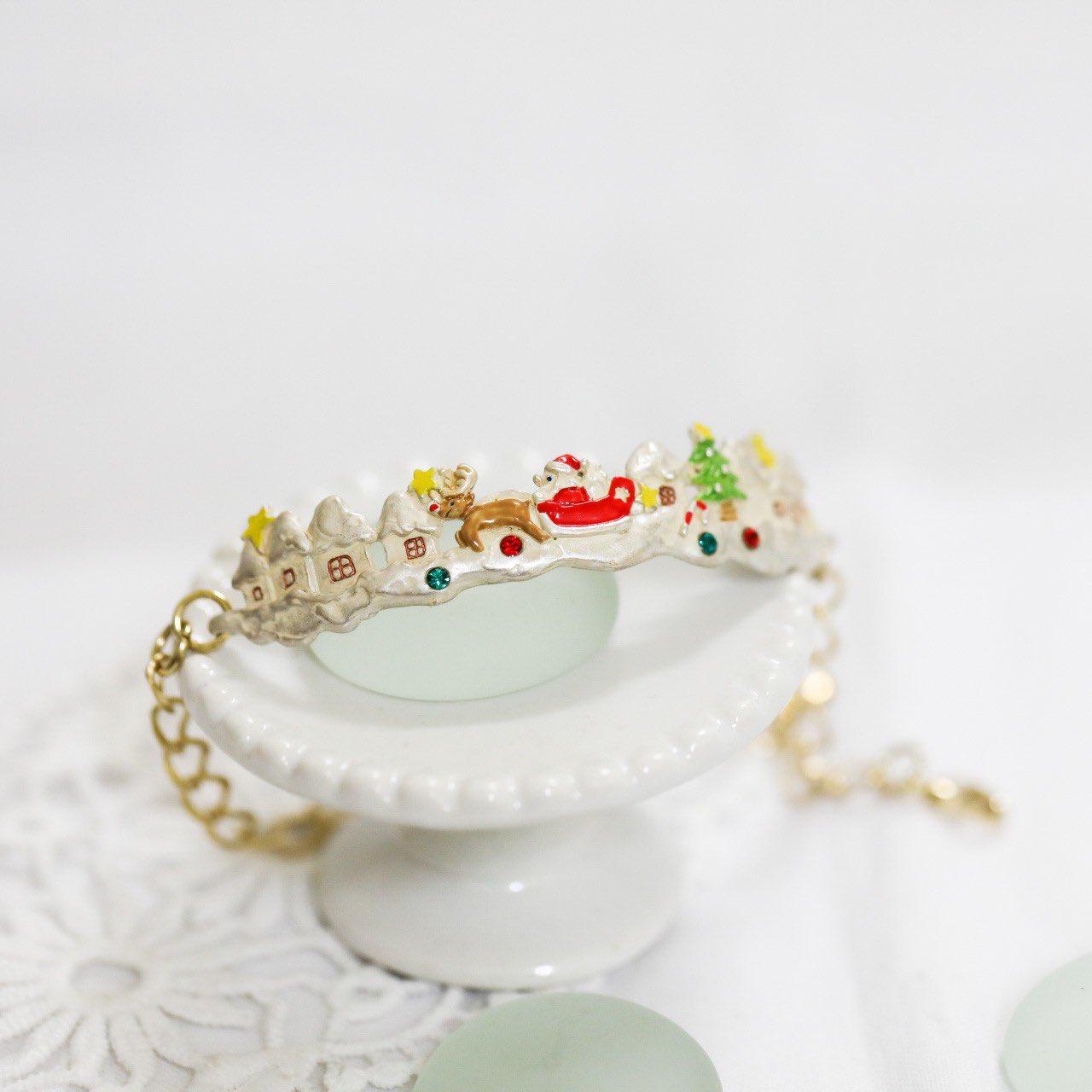 Palnart Poc 公式 ルミネエスト新宿6f クリスマス限定アイテム 雪が積もり 真っ白になった街 サンタがプレゼントを運びにきたよ クリスマスにはヤドリギの下でキスをする そんな素敵な花言葉 キスしてください を持つヤドリギピアスです