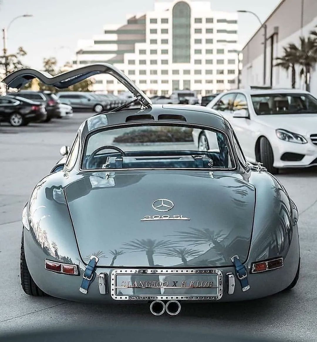An amazing SL 300
📸 via slang500 IG