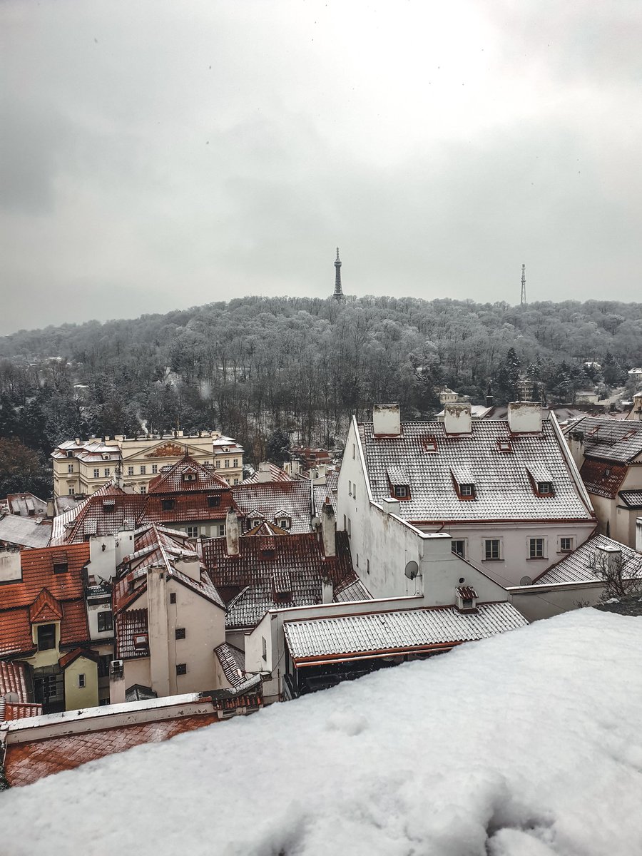 ga9188's tweet photo. Los pedazo fotones que hice el día que nos nevó en Praga no tienen nombre https://t.co/jrjEL33usx
