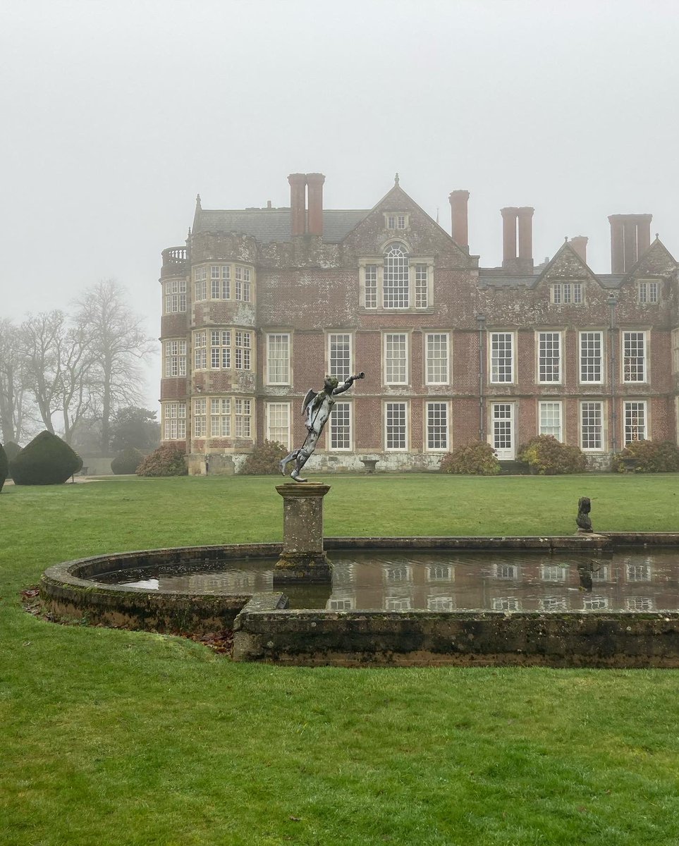 …Stunning seasonal decorations @BurtonAgnesHall as always ✨💫🎄