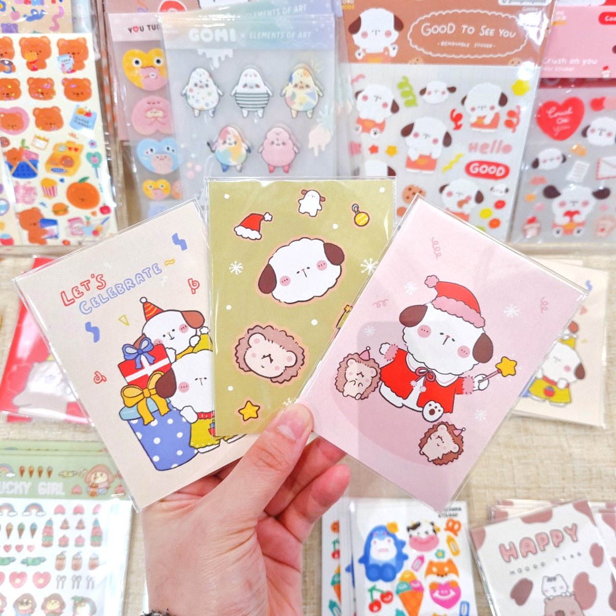 🎄🎅🏻  𝙃𝙤 𝙃𝙤 𝙃𝙤  🦌⛄️ ใกล้ถึงเทศกาลคริสมาสต์แล้ว มีของน่ารักๆกันอ๊ะยังงง แวะมาดู มาเลือกซื้อกันได้ที่ร้านเลยยยน้า มีทั้งสติกเกอร์ โปสการ์ด มากมายเลย 💕