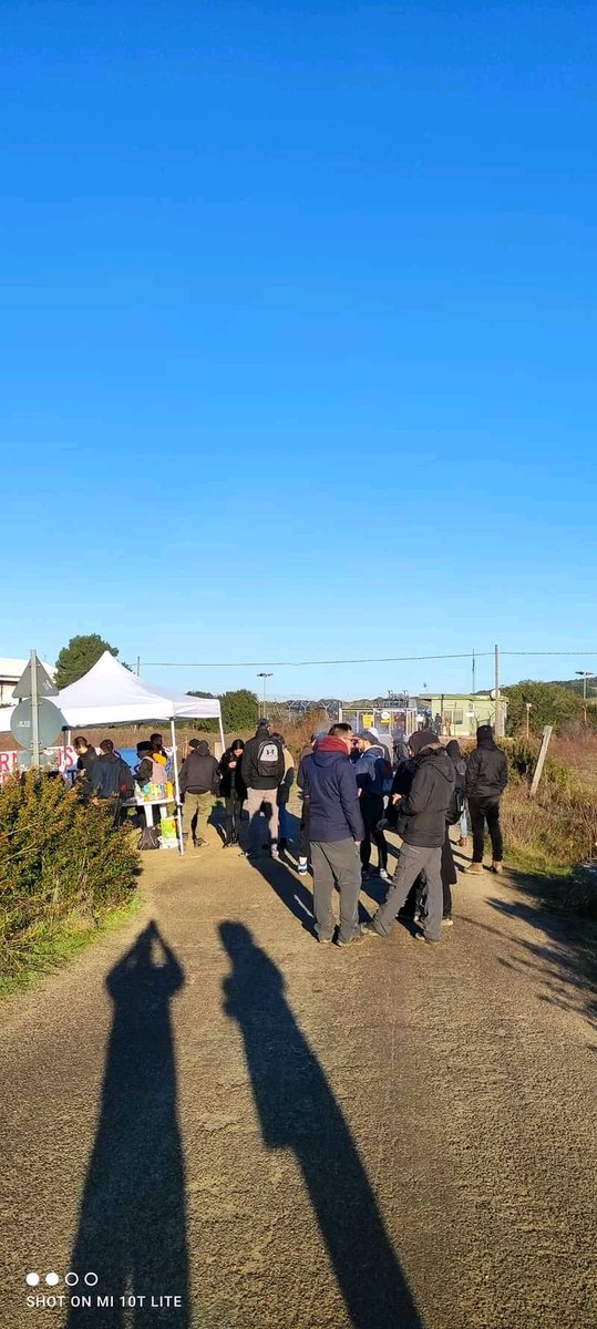 aforasnews's tweet photo. Oggi siamo a #CapoFrasca per la manifestazione contro l'#occupazionemilitare della #Sardegna. La #Polizia decide di dividere il presidio dal corteo e ha occupato un tratto di strada autorizzato con le camionette.
#aforas https://t.co/TkaBGCPFDh