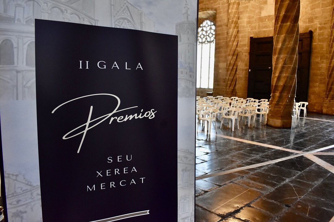 SeuXereaMercat's tweet photo. ⏰Apenas 40 minutos para que empiece la II Gala de Premios Seu-Xerea-Mercat.

Se engalana la Lonja para albergar la gran cita de homenaje a nuestros premiados.

#PremiosSXM #Fallas22 #Fallas #Falles #Falles22 #LlargaVidaALesFalles https://t.co/Wrv0srwTn3