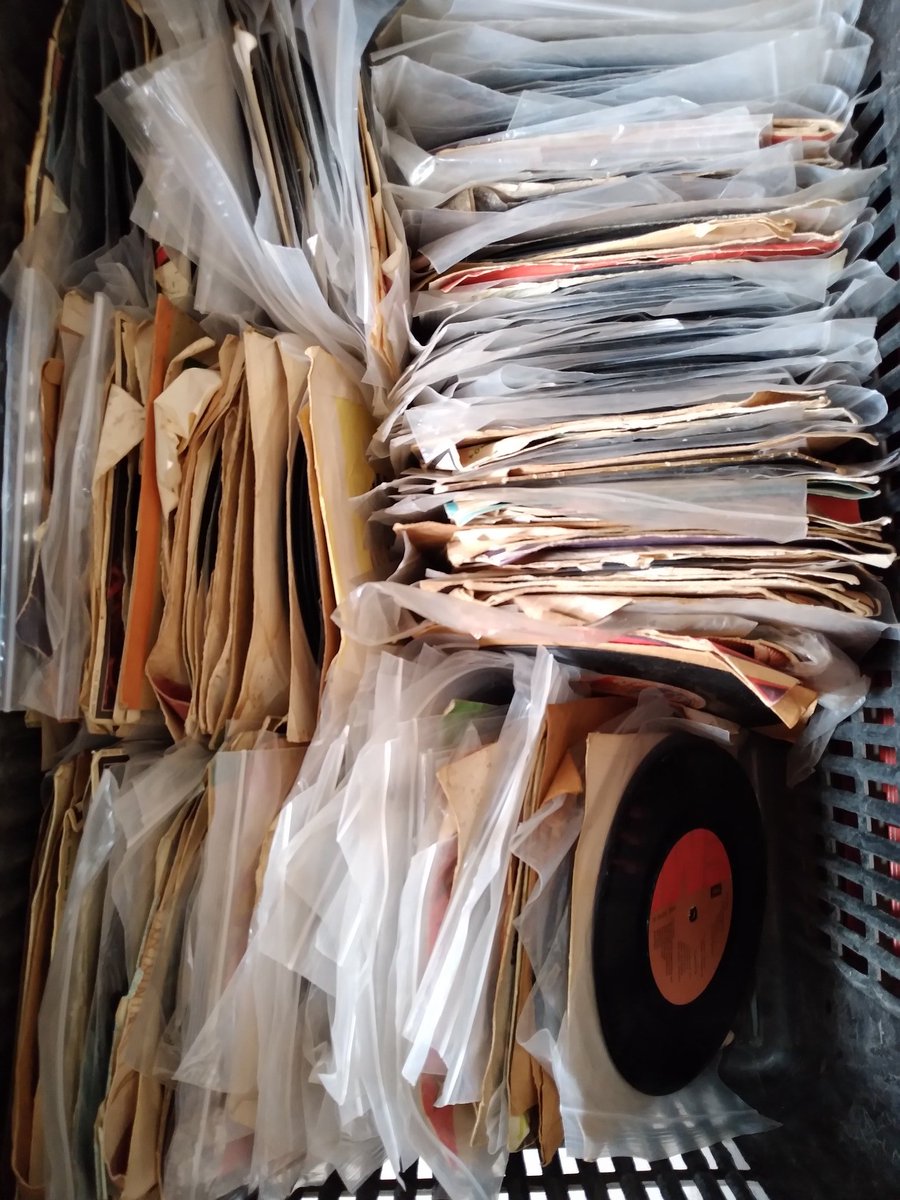 We have over 300 small 45rpm records you can pick from! Some as low as K20 - Call 0977801567
#Vinyl45 #vinyl45rpm #45rpm #TimeMachineZambia #Vinyl