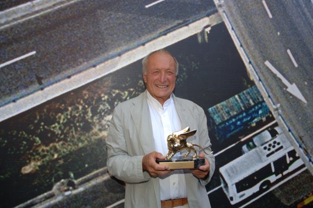 la_Biennale's tweet photo. “‘I shall leave this City not less but more beautiful than I found it’ was the ancient oath of the Athenian citizen and is the driving ambition behind my work.”
Goodbye to #RichardRogers (1933-2021), the Golden Lion for Lifetime Achievement of the #BiennaleArchitettura2006. https://t.co/jIKDfBTOsn