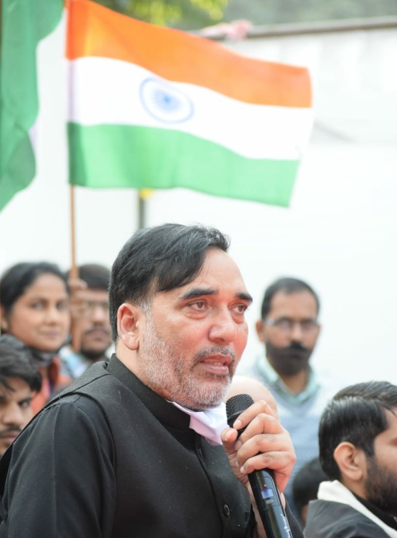 बढ़ती बेरोजगारी के मद्देनजर राष्ट्रीय रोज़गार नीति बनाने के लिए आज जंतर मंतर पर "रोज़गार संसद" को संबोधित किया। 

आज देश के युवाओं की एक ही पुकार है...
 
नफरत नहीं रोज़गार चाहिए।
जीने का अधिकार चाहिए।।

इंकलाब जिंदाबाद