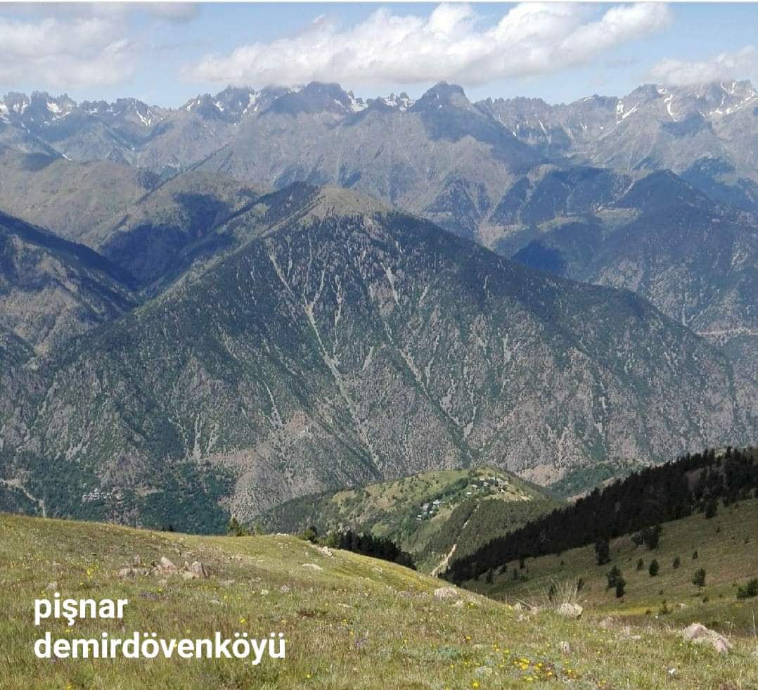 demirdovenkoyu's tweet photo. Artvin Yusufeli Demirdövenköyü Pişnar Mahallesi ve Barhal Altıparmak Dağları
#artvin #yusufeli #Turkey #kackar #altiparmak https://t.co/wHkgXFVizv