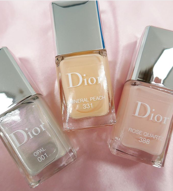 美的 Dior 新作コスメ ディオール ヴェルニ ジェルネイルのようなグロッシーなツヤと 美しい色づきをかなえるネイルに ミルキーな新色が登場 アイシャドウやリップとも相性抜群 T Co L2gp1u3e5s 新春コスメ 新作コスメ22 欲しいと