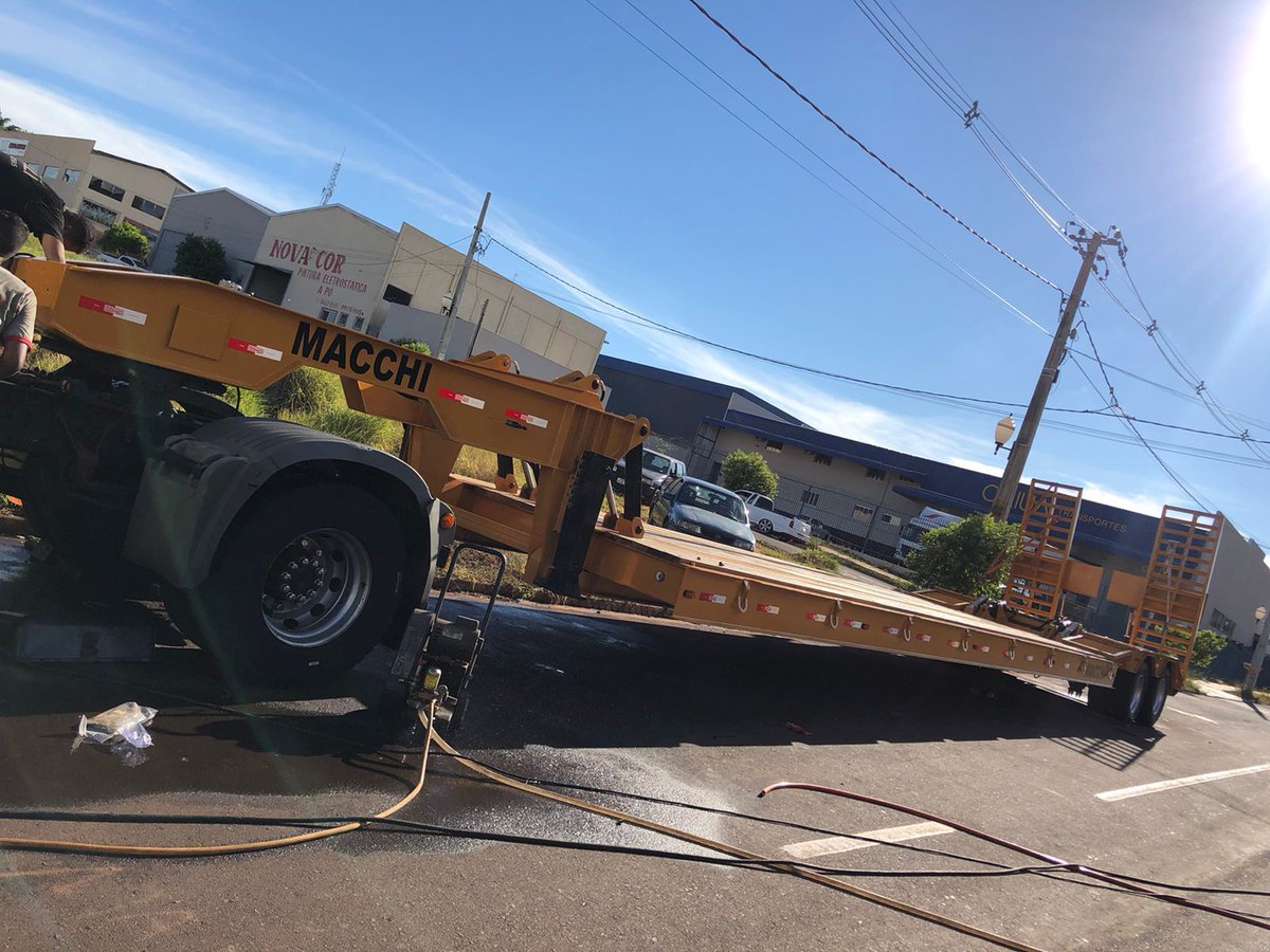 ruralvendas's tweet photo. MACCHI
✔Carreta Prancha Rebaixada Dois Eixos Alto Elevada.

  área útil 14 metros
  largura 3,20 
  pescoço 3 metros 
  rampas com acionamento hidráulico 
  24 ganchos de amarração
  sistema elétrico completo

(44) 3639-6701
(44) 9-8803-4836 ERIC

@macchiimplementosagricolas https://t.co/bFUlNghqHe