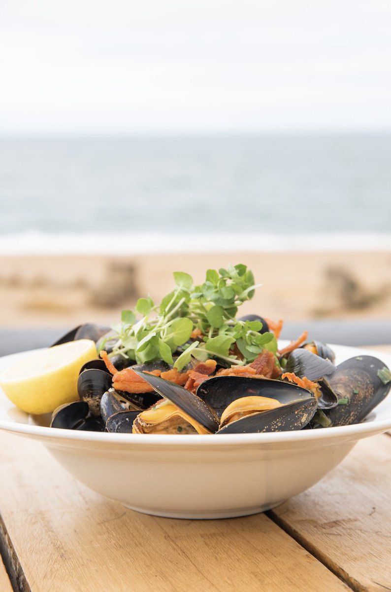 Take a break from Christmas wrapping for a lunch break at the beach 😜

Open daily 10 - 4pm 
Lunch 12 - 3pm 🍴

#hivebeach #mussels #moulesandfrites #burtonbeach #dorset #jurassiccoast #dorsetfoodanddrink #seafood