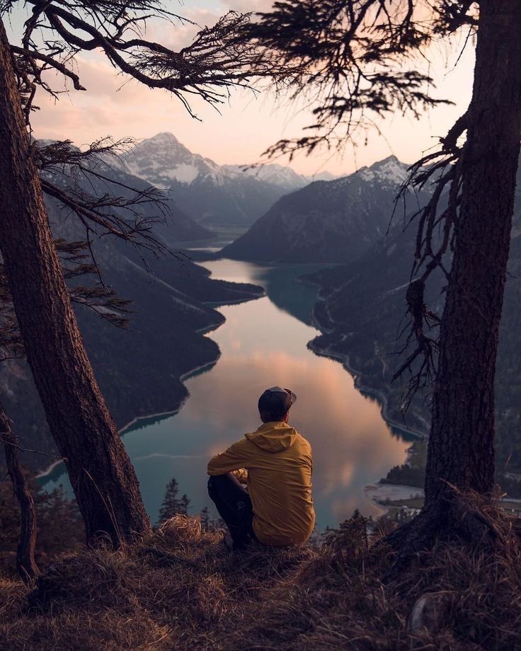 “Sevdiğin her şeyi er ya da geç kaybedeceksin, fakat önünde sonunda sevgi, farklı bir şekil almış olarak geri dönecek.

- Yalnızlık Bir Uçurum, Franz Kafka.