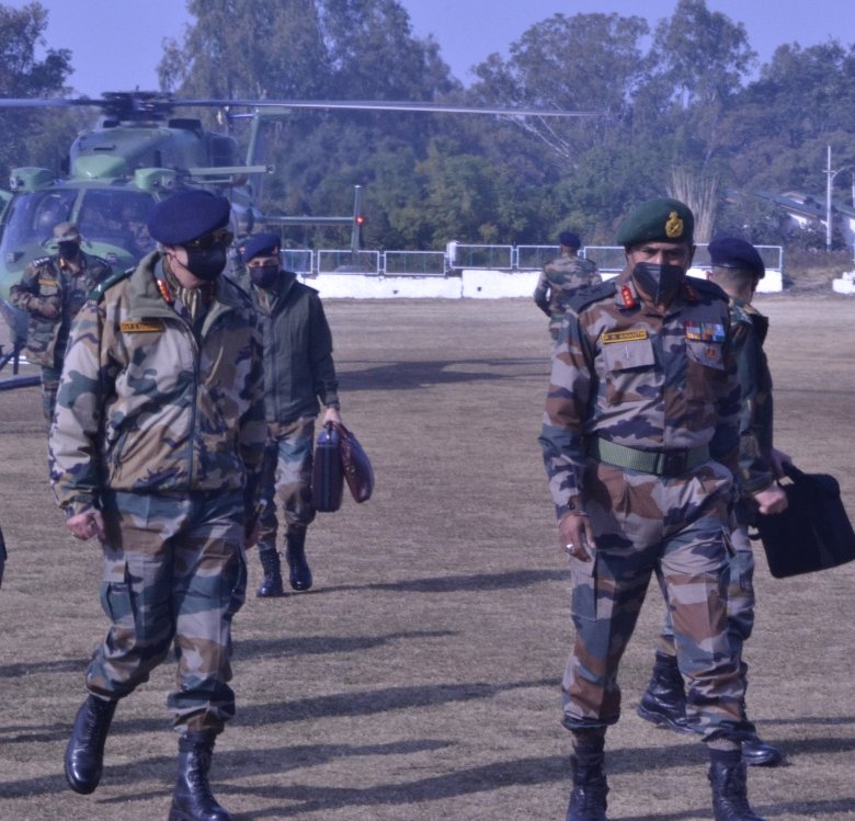prodefencejammu's tweet photo. Lt Gen Nav K Khanduri #ArmyCdr #WesternComd visited #RisingStarCorps &amp; reviewed its operational &amp; administrative preparedness.
The Army Cdr complimented all ranks for maintaining high state of operational preparedness.

@SpokespersonMoD
@adgpi @westerncomd_IA  @PIB_India @ANI https://t.co/DnraRNZor6