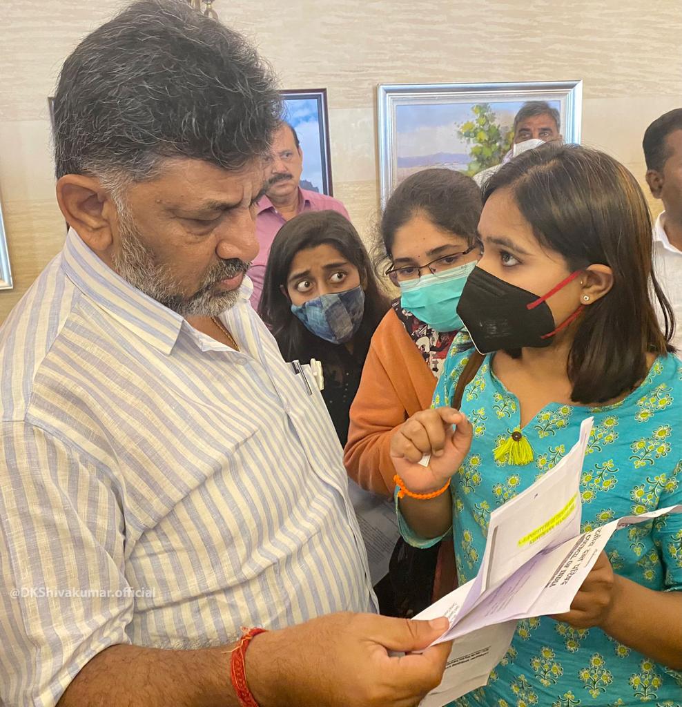 DKShivakumar's tweet photo. 900 ದಂತ ವೈದ್ಯಕೀಯ ವಿದ್ಯಾರ್ಥಿಗಳ ಪರಿಕ್ಷಾ ಅವಧಿ ಮುಗಿದಿದ್ದು, ಪರೀಕ್ಷೆಯ ದ���ನಾಂಕವನ್ನು ವಿಸ್ತರಿಸಲು ಕೋರಿ ವಿದ್ಯಾರ್ಥಿಗಳು ಇಂದು ನನ್ನನ್ನು ಭೇಟಿ ಮಾಡಿ ಮನವಿ ಸಲ್ಲಿಸಿದರು. ಈ ವಿಷಯವನ್ನು ಕೇಂದ್ರ ಸಚಿವರು ಹಾಗೂ ರಾಜ್ಯ ಸರ್ಕಾರದ ಗಮನಕ್ಕೆ ತರುವುದಾಗಿ ಭರವಸೆ ನೀಡಿ ಧೈರ್ಯ ತುಂಬಿದೆ. https://t.co/qQsotDXnnY