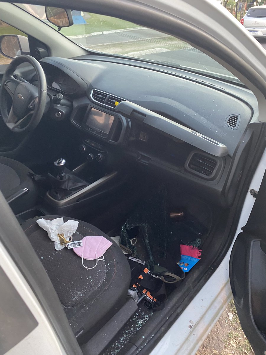 leilaborghi1's tweet photo. LLAMADO A LA SOLIDARIDAD ‼️Anoche me robaron el auto, se llevaron todo entre ello mi cartera con mucha documentación. Solo pido que si alguien encuentra me avise, son tarjetas, licenciada de conducir, cédula azul a nombre de BORGHI LEILA. Zona CUENCA. Suma RT https://t.co/9dyhS9yYyF