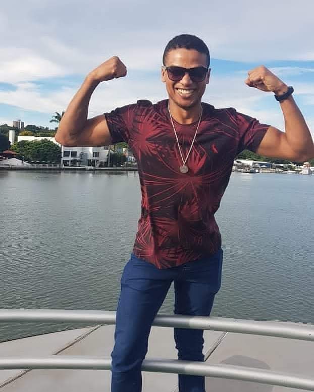 ValdsonSilva9's tweet photo. É do sorriso que nasce a esperança! 😄🙋🏿♂️✊🏿
Façamos um ótimo dia!😆🙃
#formosago #goiás #valdsonjose #tôcomvaldsonjosé https://t.co/5eLDLk9436