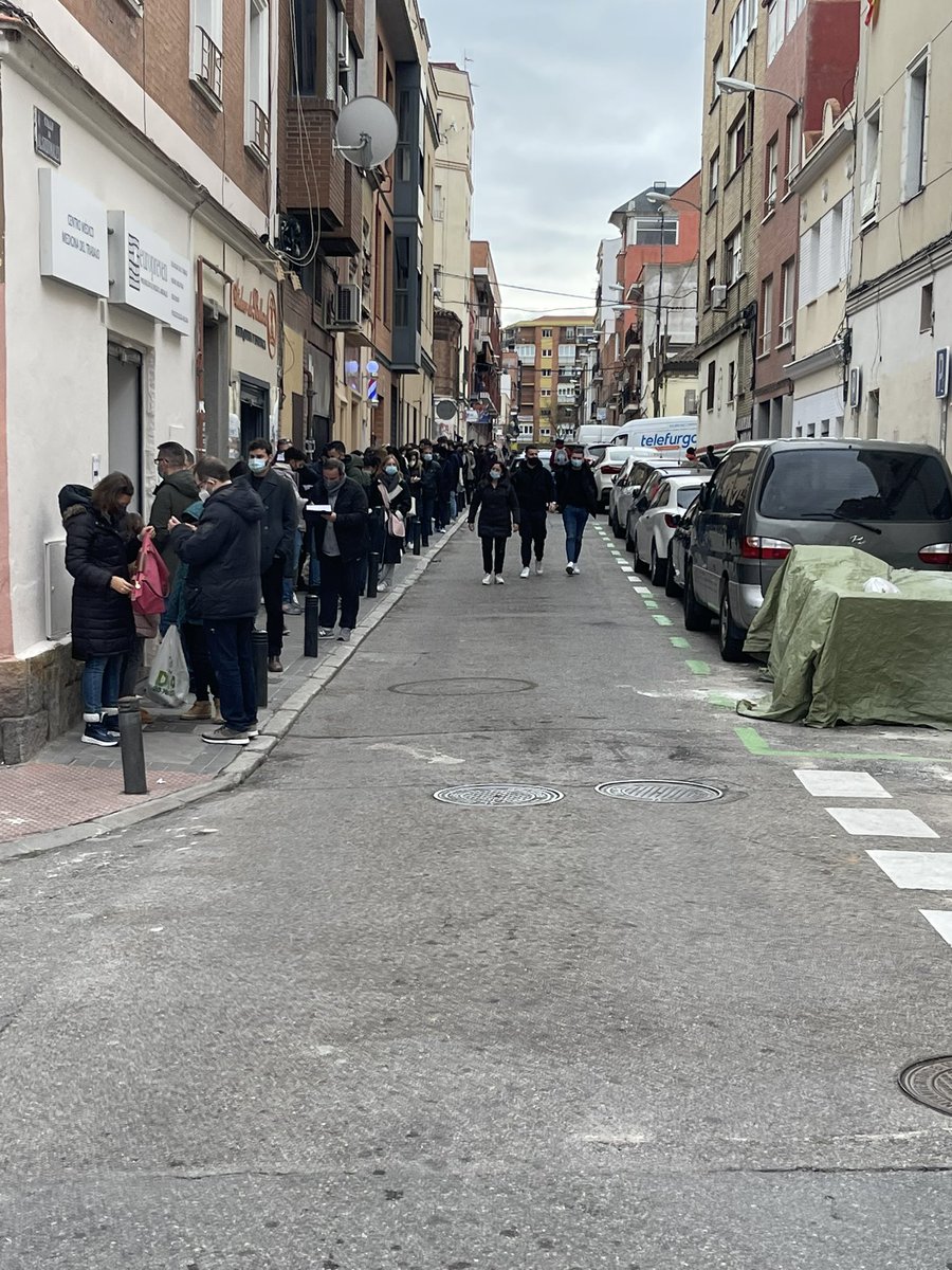 josecdiez's tweet photo. Centros de salud no hacen test en fines de semana. Solo dos centros para 4 mill de habitantes. Hospitales privados petados. Clínicas en la ciudad también. Por sexta vez en dos años el sistema de salud madrileño colapsa.

Viva la libertad y viva el vino https://t.co/oHFG8Ho2ZN
