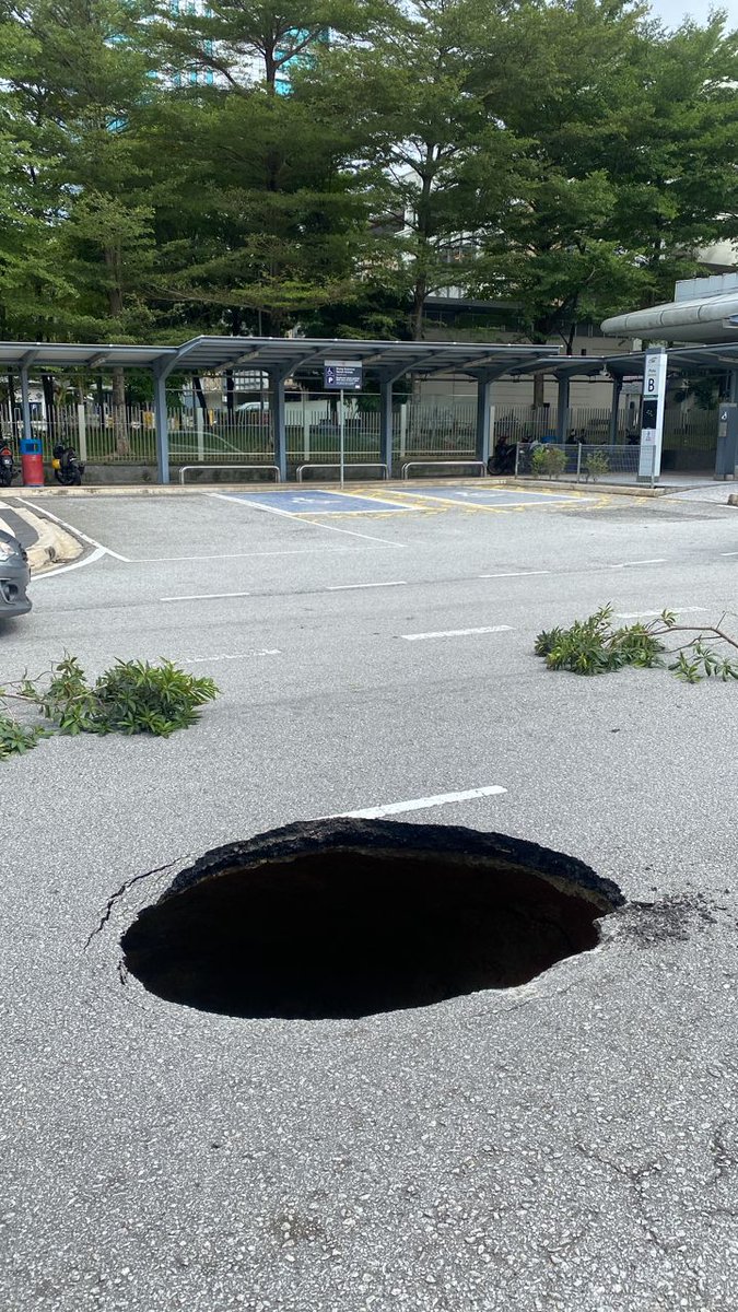 DarkLord444444's tweet photo. MRT mutiara damansara Gate B, hati2 geng kalau lalu sini. jalan dah mendap https://t.co/BzeiifVOeK