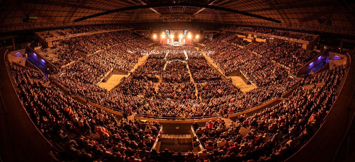 DbatConstituent's tweet photo. Des de #DbatConstituent, donem les gràcies al públic assistent ahir al concert del @PalauSantJordi. Una vegada més es demostra la força de la gent.
Un concert massiu, participatiu, engrescador, rotund, com volem que esdevingui la plataforma ciutadana que l'ha organitzat. 1/2 https://t.co/pvC4T2dZgr