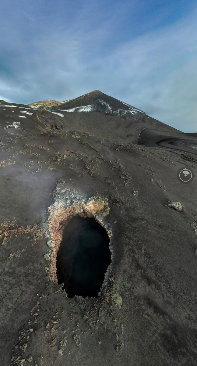 diegoacosta_soy's tweet photo. Terrorífico.
Una de las bocas. 
Volcán. La Palma. 
🧐🚨🌋 https://t.co/qEIkQysJxE