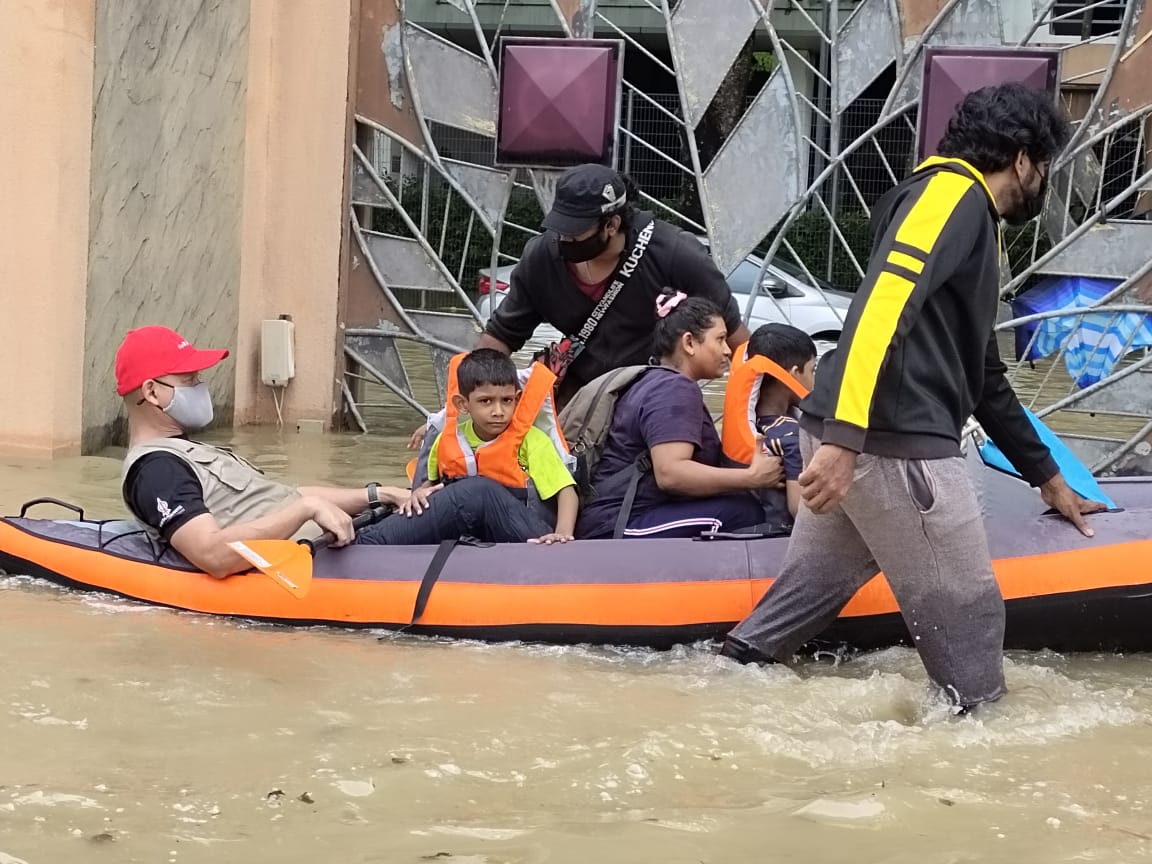 imokman's tweet photo. Apologies for not being able to go to all the locations in Taman Sri Muda. 4 hours non stop rescue mission, about 40 pax, women, kids, oku, warga emas and a furry friend! Thanks to hardy kayaks from @DecathlonMY ! https://t.co/iIQv5orsAO