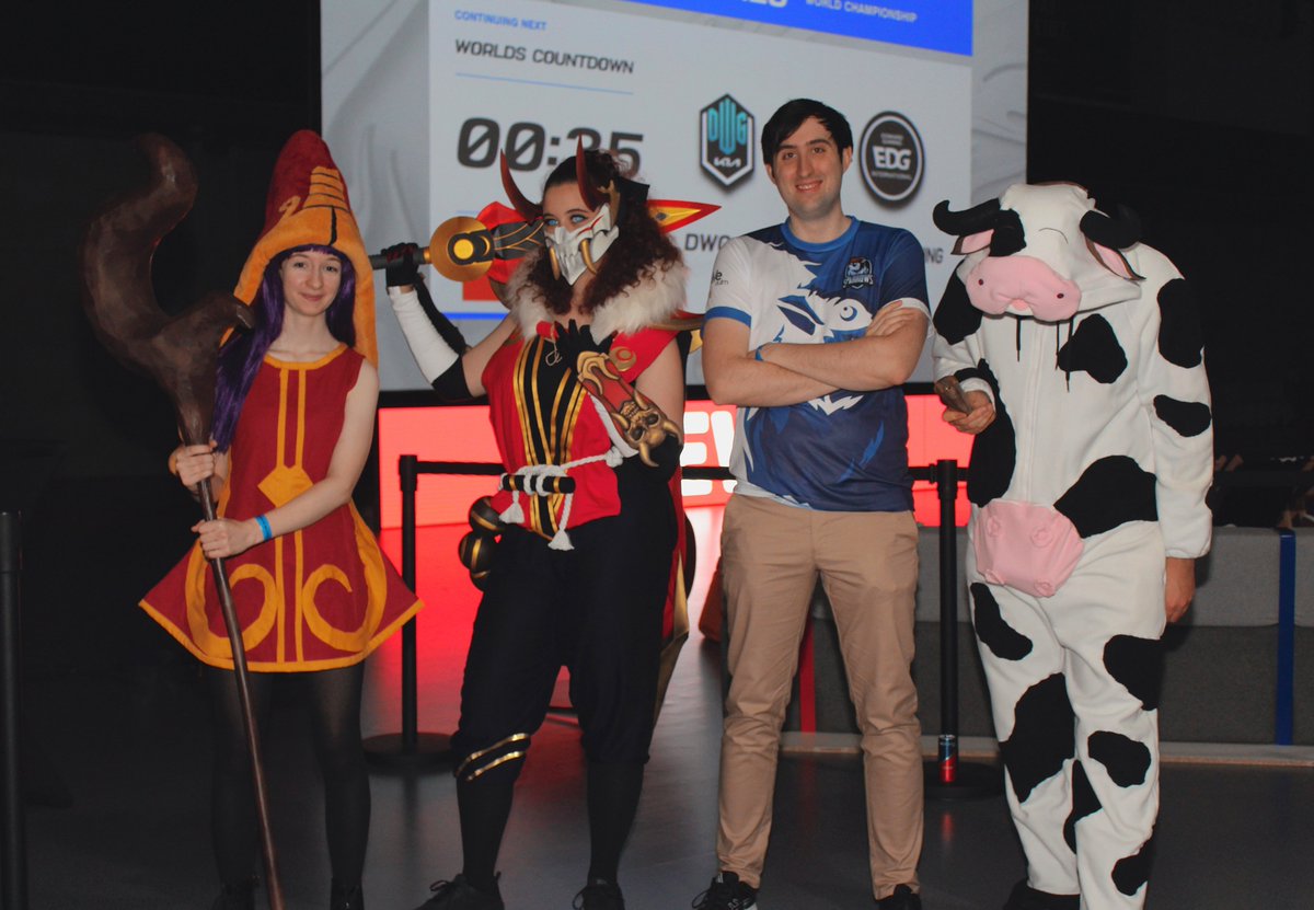 sparrowsulm's tweet photo. Vor einer weile, am 05. Oktober 2021,  war das LoL-Worlds-Event von @TOGfoxes, auf welchem wir unser Show-Match gegen das Team der @hnuesports abgehalten haben! Hier seht ihr ein paar Bilder des Events, Cosplays unserer Studenten, und natürlich unser Team, (1/2) https://t.co/UEAPaRVWwH