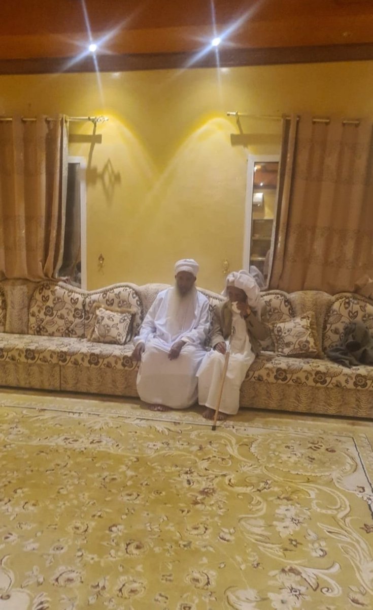 تأبى نفسه الوفية إلا أن يقاسمه الألم وتأبى روحه المعطاءه إلا أن يواسيه عن قرب فيسيرُ إليه مهرولًا وساعيًا، ويقيسُ شيخنا العلامة المربي حرارة فضيلة الشيخ ولسانه يتمتم بدعوات مخلصة لمعلمه النبيل، وما أن غادر المشفى إلا وبادر إلى زيارته، إنّ هذه الأرواح النورانية هي الحقيقة بالبِر.