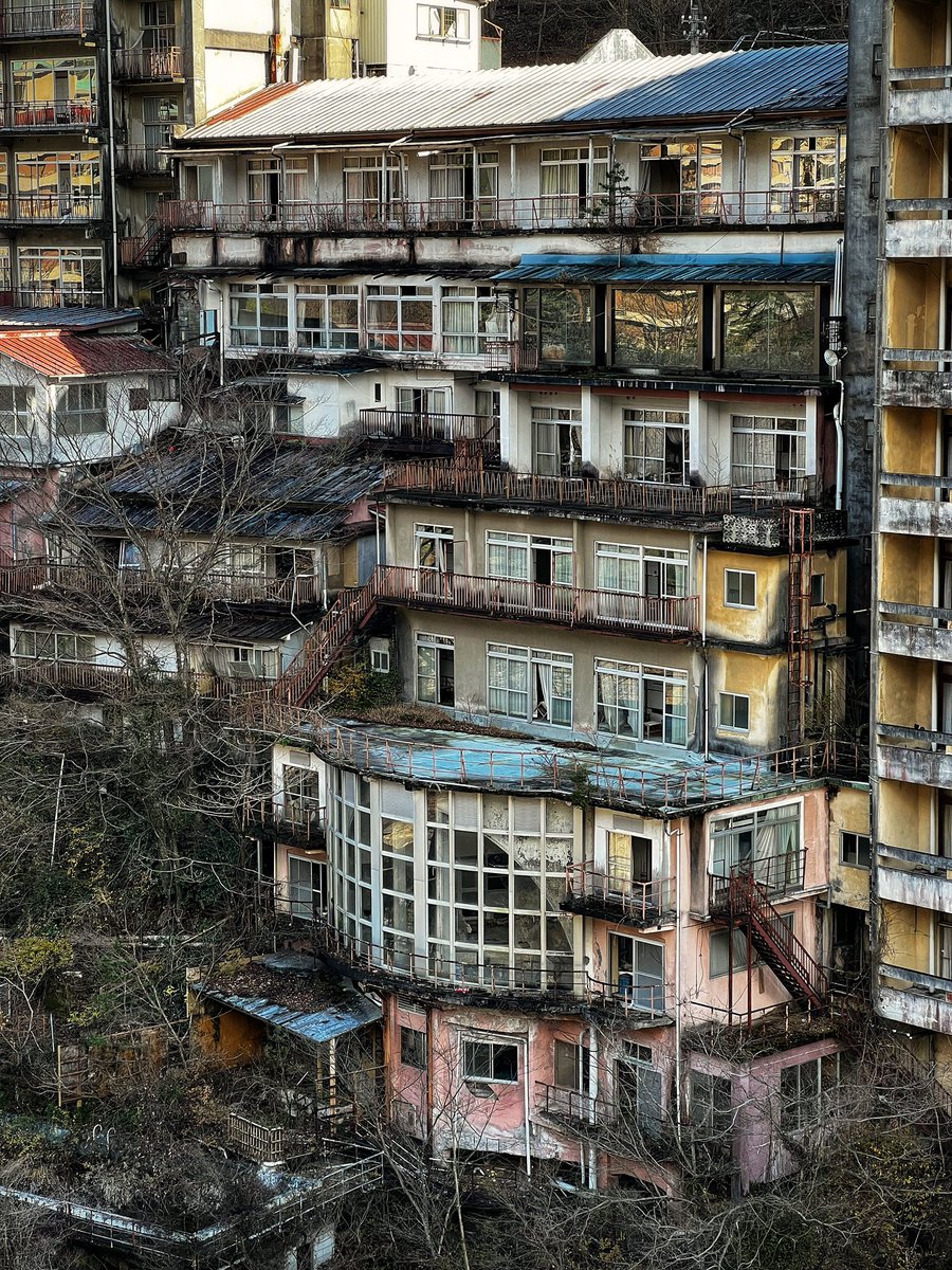 複雑怪奇な魔窟 鬼怒川温泉の廃墟群はいつ見てもやばすぎる 九龍城みたい 世界遺産にでもなるつもりか レベルで圧巻 Togetter 複雑怪奇な魔窟 鬼怒川温泉の廃墟群はいつ見てもやばすぎる 九龍城みたい 世界遺産にでもなるつもりか レベルで圧巻 Togetter