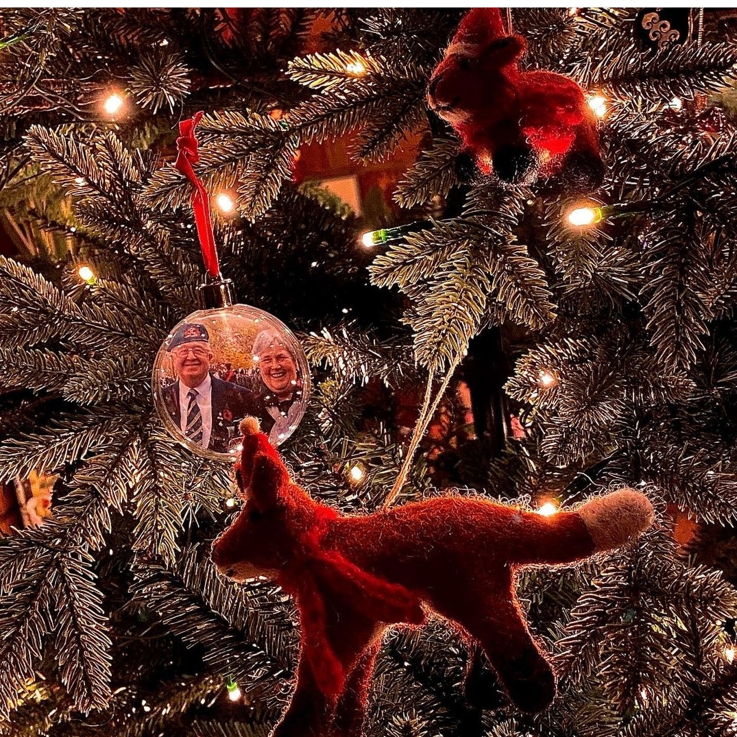 velvetfoxint's tweet photo. We had to share this lovely  picture from @anniebrookes2 .  Our felt foxes look amazing with her special family bauble. 🦊🧡🧡
#family #familychristmas  #christmas #christmastree #christmasdecoratios #baubles  #feltanimals #foxes 
#quorn #quorndon #loughborough #leicestershire https://t.co/PQuV9SaiTG