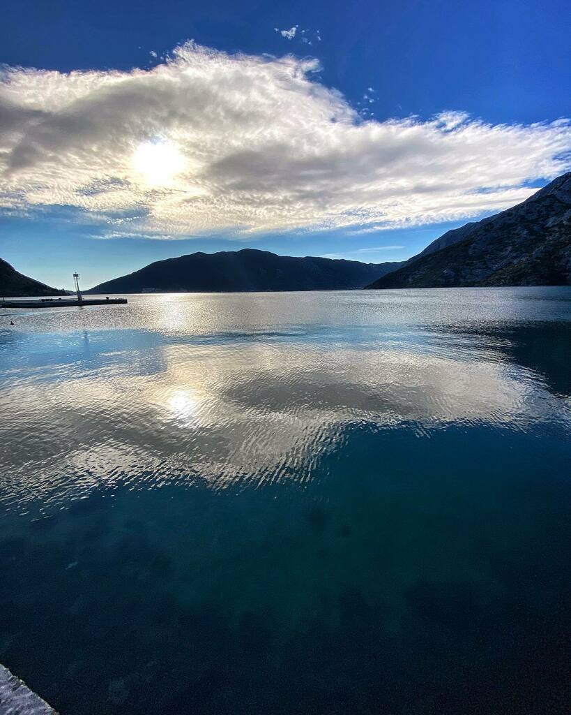 ideasrex's tweet photo. Reflection of ephemeral as we tread the line of life, the line of time moves the most immovable objects. We however only like or comprehend the visibly moving objects #ideasrex #seasky #totd #philosophyoflife https://t.co/Tzhkq8kxka https://t.co/CyebCT2Pcu