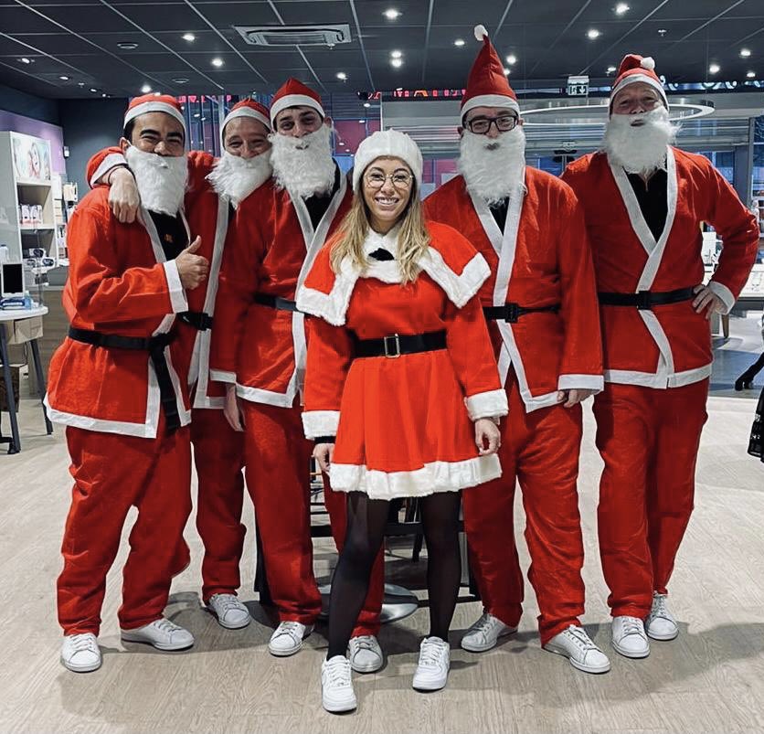 vlad_enea's tweet photo. Vous calez pour vos derniers 🎁 ? Nos boutiques @OrangeNvAquit sont ouvertes ce dimanche et se sont mises sur leur 31 pour vous accueillir🤵🏽‍♂️🤵‍♀️🧑‍🎄 venez nous retrouver pour garnir le 🎄🎁 https://t.co/dOiIQEkCzL