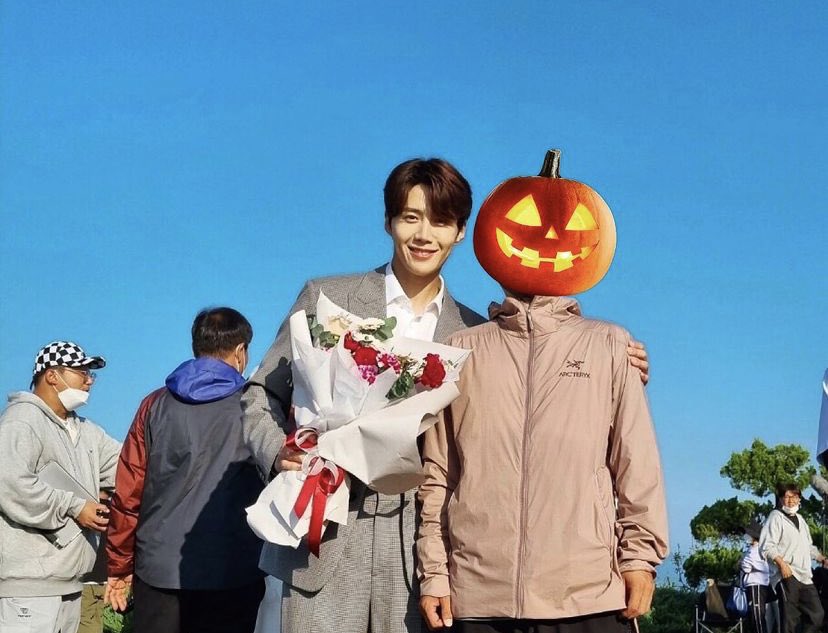 seonhocorndog's tweet photo. He’s one of the staff who showed his support to suno around “that” time😭😭 
He said “Hong banjang, Good actor”😭 
Thank you🥺

https://t.co/X5IHgxpdDI https://t.co/ht8oEkT31i