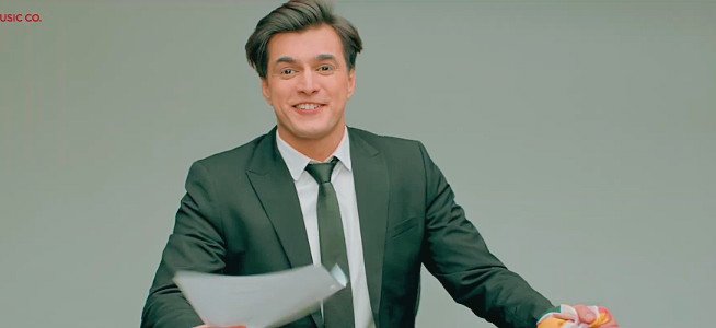 Sonali_momo_'s tweet photo. The happiness on his face after getting job, n running happily to get back his love to facing betrayal seeing her with someone else.. The way he potrayed it..phenomenal!! 

I felt each n every emotion with him!!
He owns the mv

#NainonKaYeRonaJaayeNa 
NAINON FT MOHSIN KHAN https://t.co/2jMjAj7168