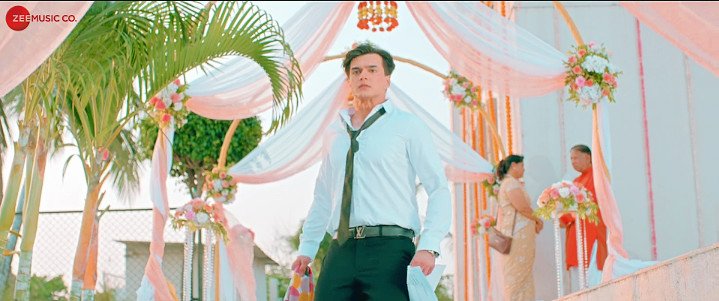Sonali_momo_'s tweet photo. The happiness on his face after getting job, n running happily to get back his love to facing betrayal seeing her with someone else.. The way he potrayed it..phenomenal!! 

I felt each n every emotion with him!!
He owns the mv

#NainonKaYeRonaJaayeNa 
NAINON FT MOHSIN KHAN https://t.co/2jMjAj7168