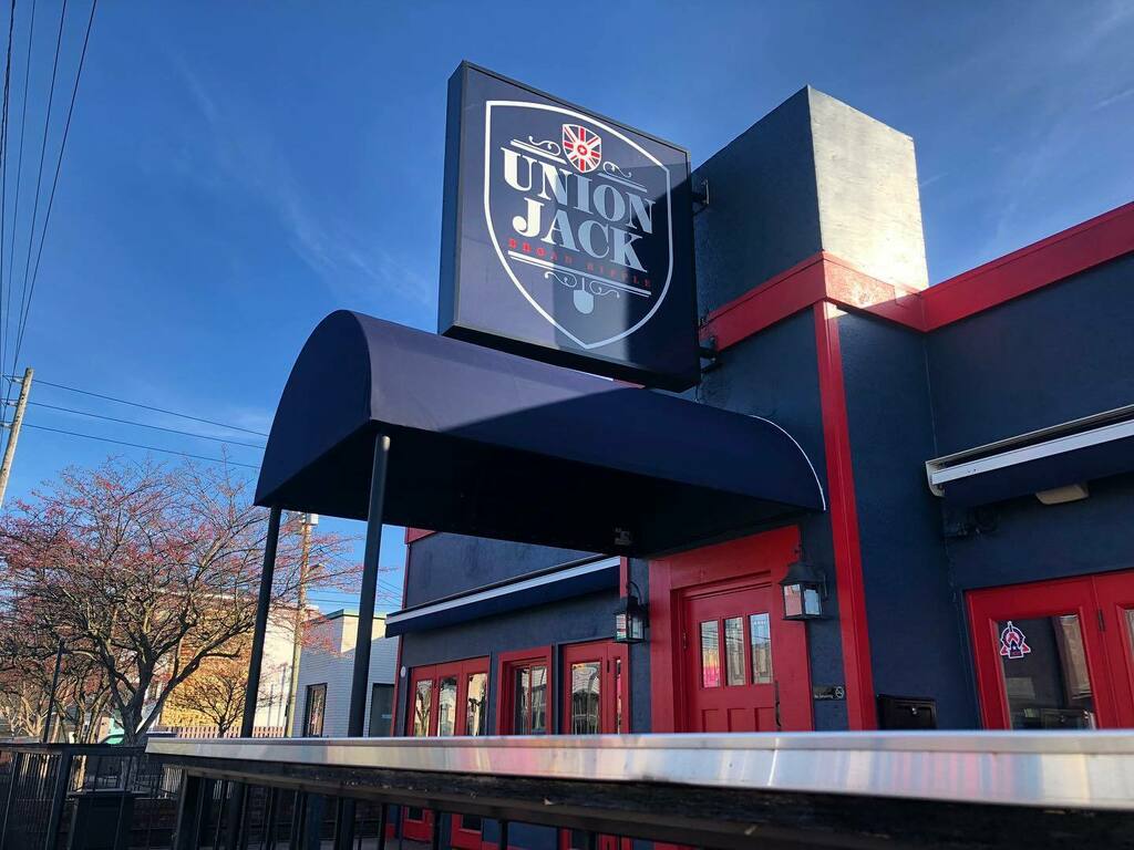 midtownawning's tweet photo. We were happy to work with our friends over at @unionjackpub in Broad Ripple!  They have moved across the street and are ready for your business!#awning #awnings #broadripple https://t.co/b8M0xiVV3l https://t.co/Ry3yxY3ZxU