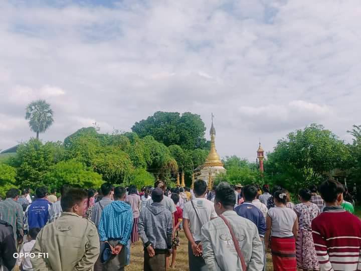 22222springrt's tweet photo. The respected villagers in the northern part of Salingyi Tsp and Yinmarbin Tsp continued 272nd anti-junta protest,despite junta's raid &amp; brutal massacre in the region. #Cambodia_RejectTerrorists #Dec7Coup  #WhatsHappeningInMyanmar https://t.co/1LfznrQIYI