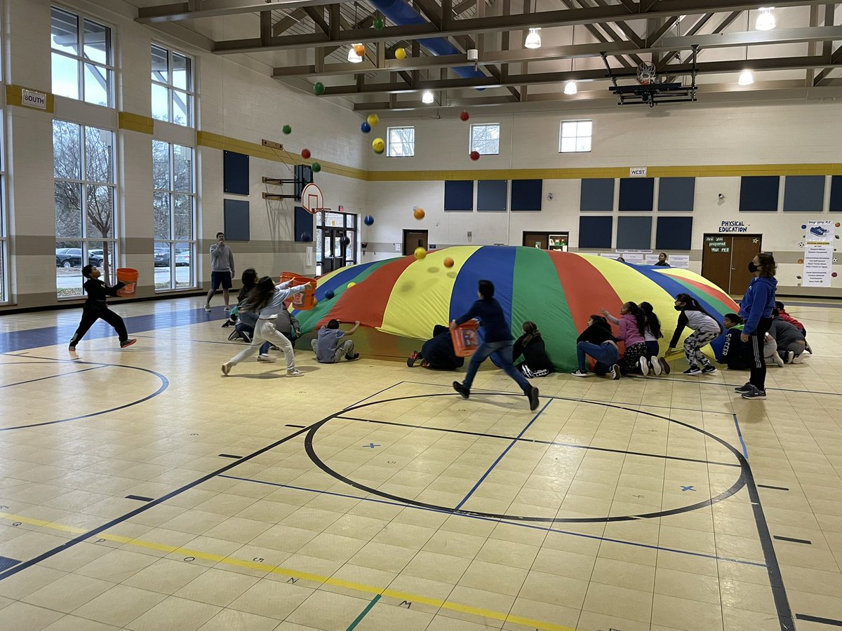 MabletonPE's tweet photo. @MabletonES 4th grade Ss reviewing different types of precipitation with the parachute. Creating hail and catching rain in our rain gauges @cobbhpe @STEMcobb @CobbSchools #Science https://t.co/L54ZIU1uUy