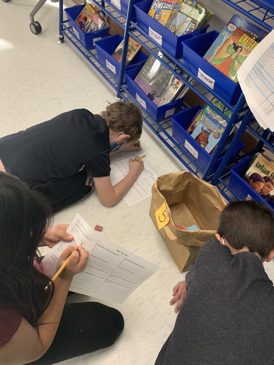 nbaker630's tweet photo. Who says ELA isn’t fun?!!! Our 4th graders were figuring out the main idea through mystery bags today in Mrs. Ritter’s class!  @JEEagles #proudprincipal #bringinglearningtolife #eaglepride https://t.co/gUyqs5TSY5