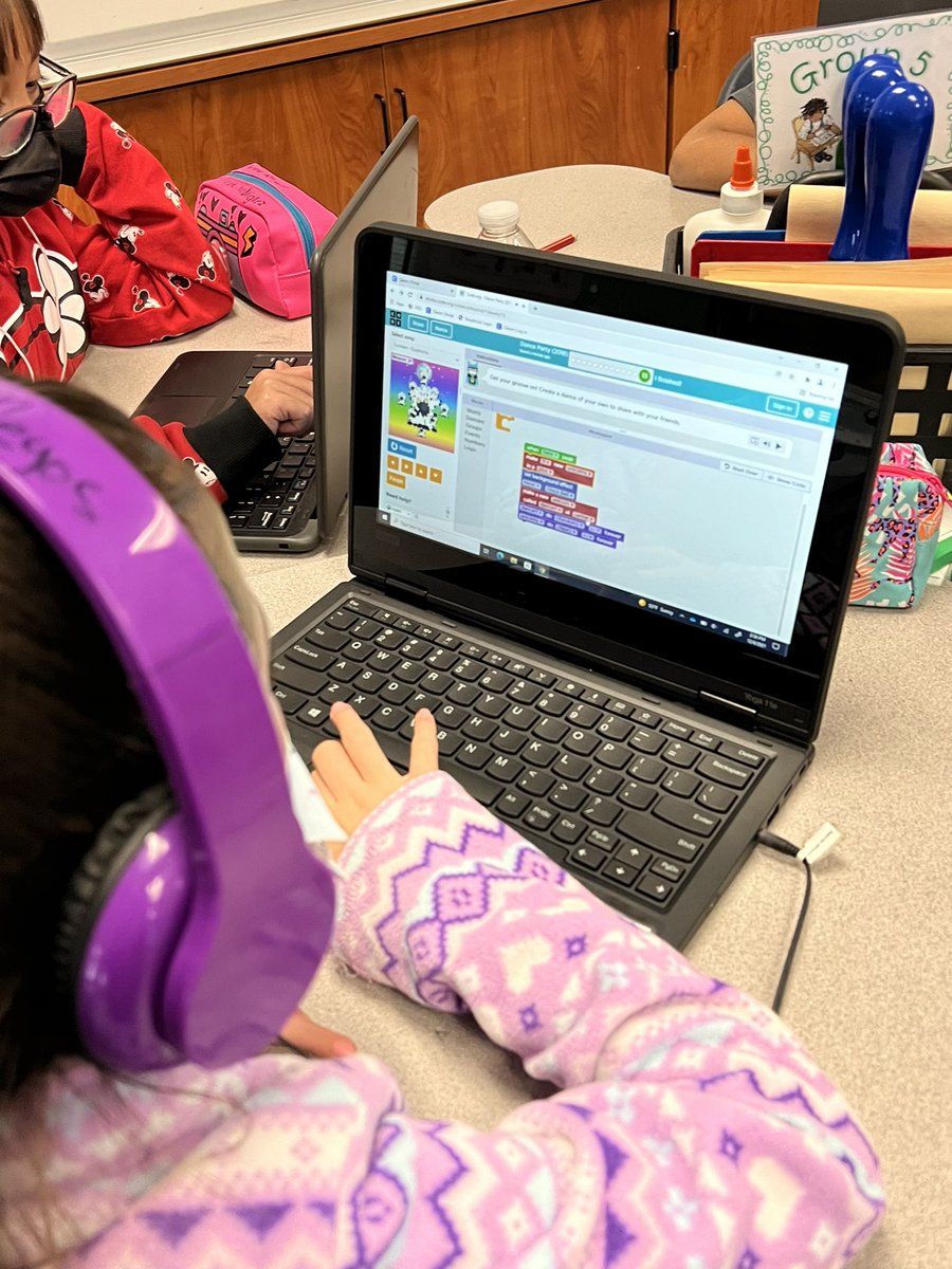 DBeltran_db's tweet image. Fun with coding in MRE 💜🦉🧡! @MRidge_ES  #HourofCode2021