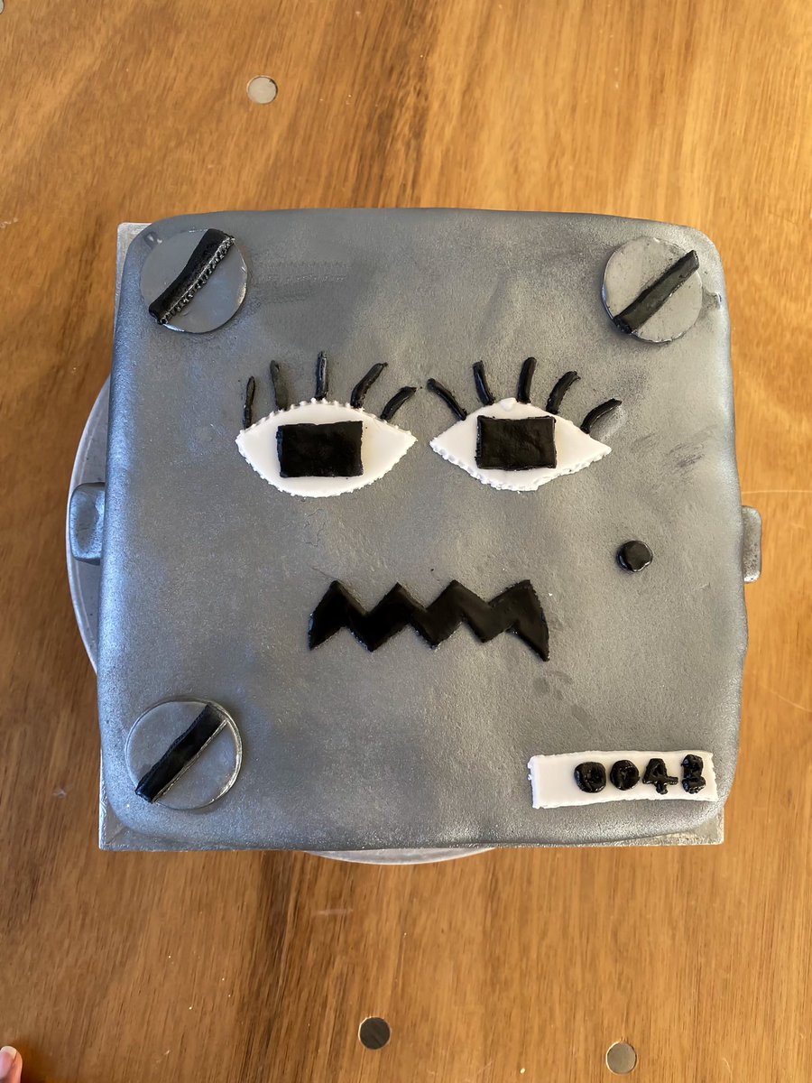TheArkNpton's tweet image. Can you make a robot cake? Sure why not 🤖🤖🤖

#robotcake #vegancake #northampton