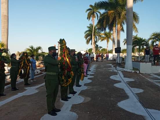 pelaez_denis's tweet photo. El pueblo trinitario le rindió tributó a los combatientes  caídos en la defensa de otros pueblos y al 125 aniversario de la caída en combate del Titán de Bronce y su ayudante  Panchito Gómez Torro. #Trinidad #SanctiSpititus #CubaViveEnSuHistoria #TenemosMemoria #RedTocororo https://t.co/j72yYi5TPB