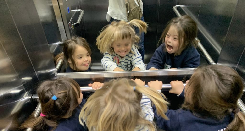 Carmensangui's tweet image. Cómo se dá un diagnóstico prenatal o postnatal es el primer contacto que tenemos los padres entre el "afuera" (la sociedad) y nuestro hijo. 

Es un momento clave y decisivo que deja huella para siempre. 

¡Hoy se festeja! ¡Hoy va a ser ley!