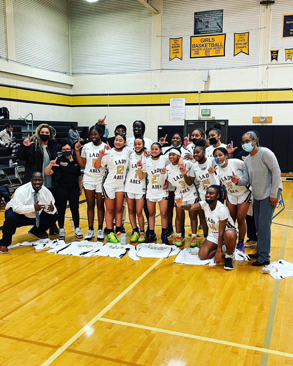NaeWalker8's tweet photo. The #Sisterhood #LincolnAbes #VarsityFreshmen #TacomaBasketball https://t.co/ixnH3GHgKn