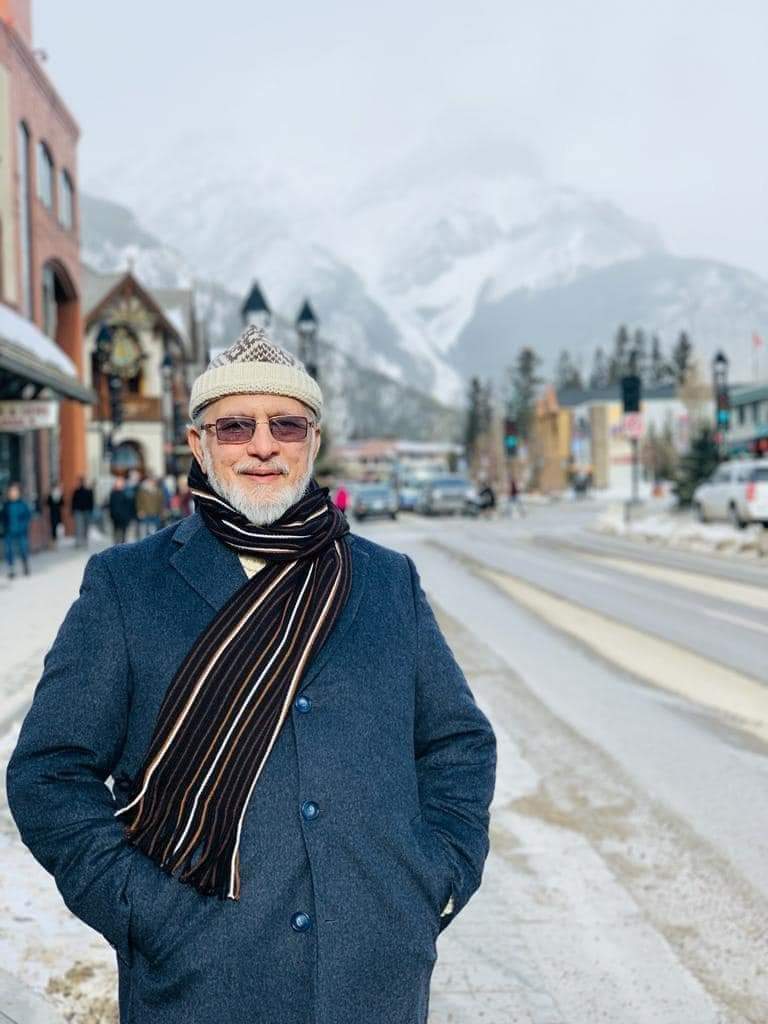 تیری صورت سے نہیں ملتی کسی کی صورت
ہم جہاں میں تیری تصویر لئے پھرتے ہیں